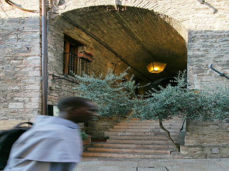 Hotel Properzio Assis Exterior foto