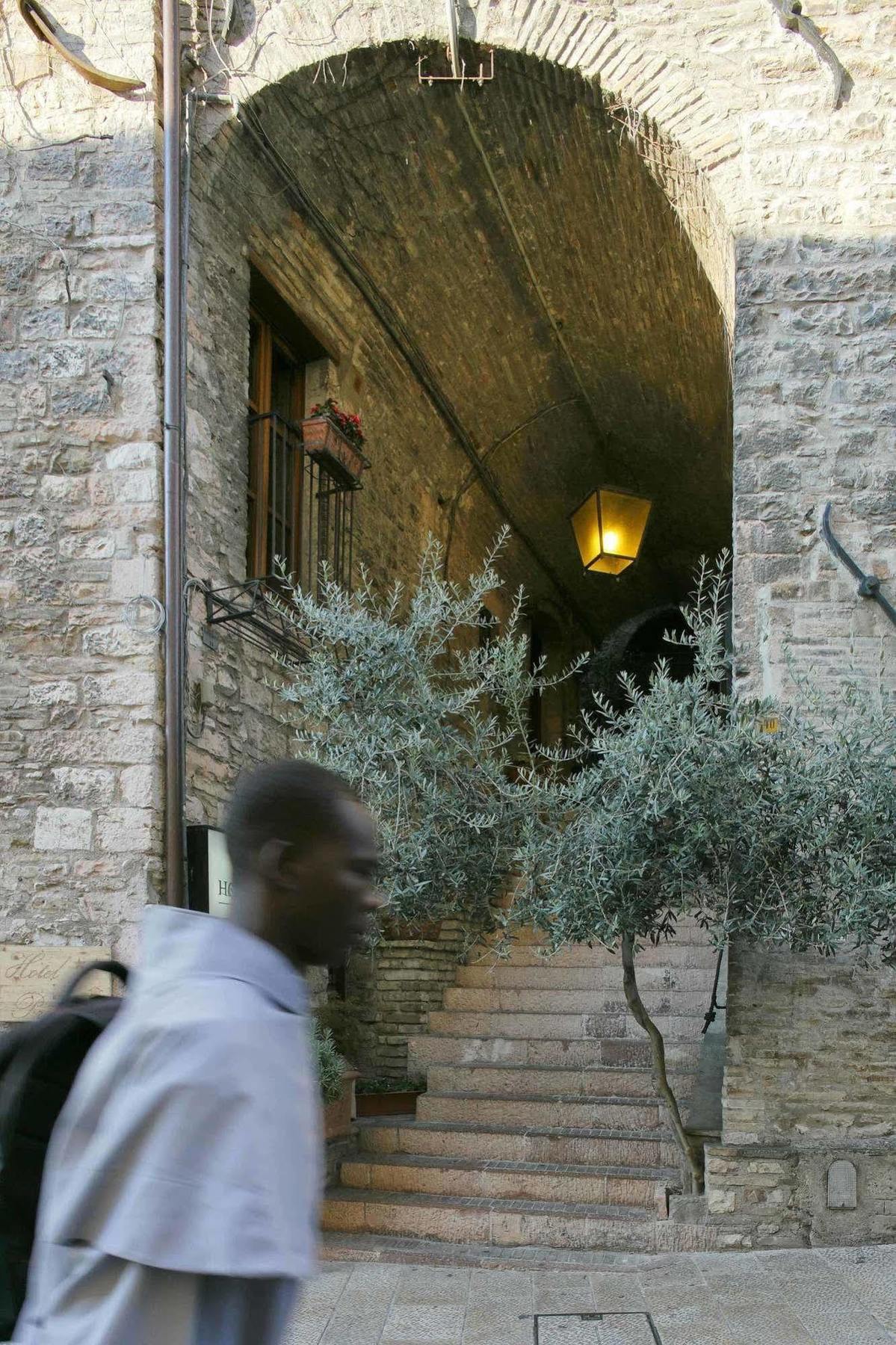 Hotel Properzio Assis Exterior foto